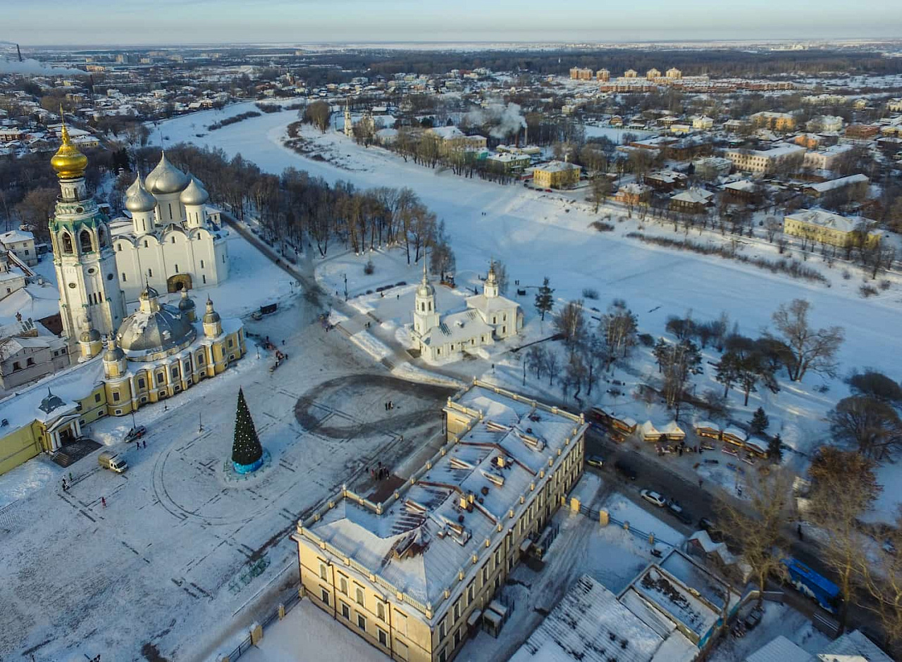 В Вологде открыли фестиваль ледяных скульптур «Салют, Победа!» Ледяные блоки заготовили на Климовском озере..